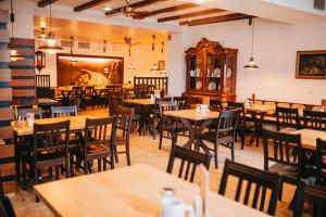 an empty restaurant with wooden tables and chairs at RATSKELLER Hotel & Restaurant in Kröv