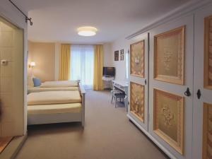 ein Schlafzimmer mit einem Bett und einem Schreibtisch in einem Zimmer in der Unterkunft Koller, Pension Haus in Kitzbühel