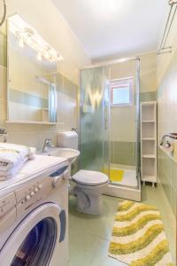 a bathroom with a toilet sink and a shower at Apartman Vesna Uvala Makarac Milna in Milna