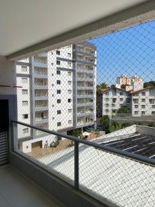 uma varanda com vista para um grande edifício branco em Flat 405 - Condomínio Veredas do Rio Quente - Diferenciado com ar na sala e no quarto em Rio Quente