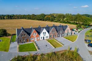 an aerial view of a house with a driveway at Ferienpark Harkebrügge Haus Spiekeroog in Barßel