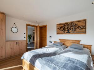 A bed or beds in a room at Ferienwohnung Bergliebe