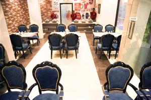 un restaurante con mesas y sillas en una habitación en Divine Boutique Hotel Panchgani, en Panchgani