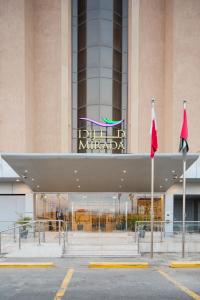 um edifício com uma placa na frente dele em Mirada Purple - Obhur em Jeddah