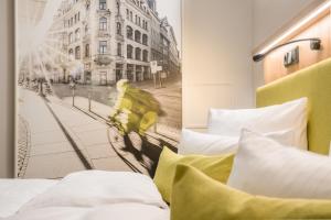 ein Hotelzimmer mit einem Bett und einem Bild einer Person, die Fahrrad fährt in der Unterkunft Best Western Hotel Windorf in Leipzig