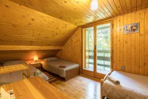 Posteľ alebo postele v izbe v ubytovaní Cottage Ocovan Krpacovo-Lake-BBQ-Forest-Kids playground-Views