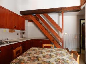 een keuken met een tafel en stoelen en een trap bij Casa Nonna Elisa in Scanno