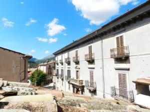 een uitzicht op een gebouw in een oude stad bij Casa Nonna Elisa in Scanno