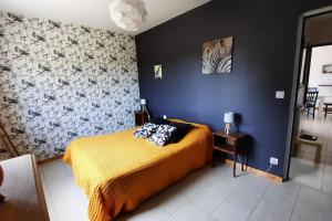 מיטה או מיטות בחדר ב-Maison lumineuse avec jardin