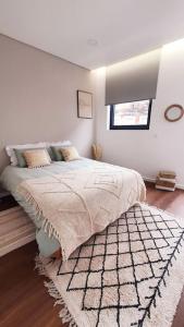 Postel nebo postele na pokoji v ubytování Bohemian Apartment Aveiro Station