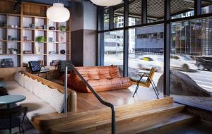 uma sala de estar com um sofá e uma escada em LyLo Auckland em Auckland
