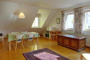 a dining room with a table and chairs and windows at Ferienwohnung Ybbsperle in Waidhofen an der Ybbs