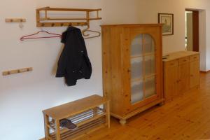a room with a wooden cabinet and a shelf at Ferienwohnung Ybbsperle in Waidhofen an der Ybbs