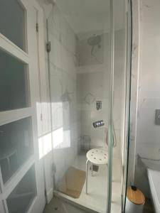 un baño con ducha y lavabo en Apartamento Oasis Palmeras 4, en San Bartolomé