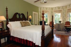 ein Schlafzimmer mit einem großen Bett in einem Zimmer mit grünen Wänden in der Unterkunft Rockwood Manor Bed & Breakfast in Dublin