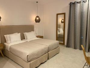 Posteľ alebo postele v izbe v ubytovaní Anna-Maria Mykonos Hotel