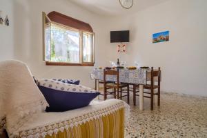 un soggiorno con un divano e un tavolo di Villa Tramontana 30 Metri Dal Mare a Torre Specchia Ruggeri