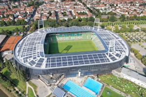 eine Aussicht auf ein Fußballstadion mit einem Feld in der Unterkunft My Apartment im Bremer Viertel in Bremen