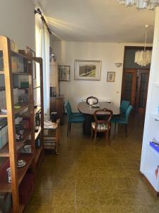 ボローニャにあるSuite 23のリビングルーム(ダイニングルームテーブル、椅子付)