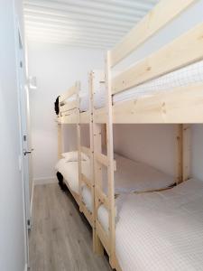 シエラネバダにあるApartamentos Deluxe con parking y wifi by SURYNIEVEの二段ベッド2組が備わる客室です。