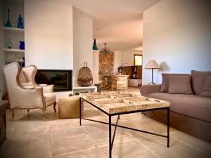 - un salon avec un canapé et une table basse dans l'établissement Villa privada en entorno rural, à Carthagène