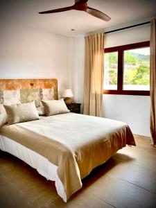 una camera con un grande letto e una finestra di Villa privada en entorno rural a Cartagena