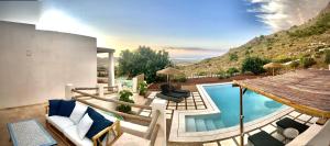 une villa avec une piscine et une montagne dans l'établissement Villa privada en entorno rural, à Carthagène