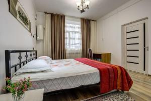 Кровать или кровати в номере Olive hotel Kochkor
