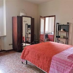 ボローニャにあるSuite 23のベッドルーム1室(ベッド1台、ドレッサー、鏡付)