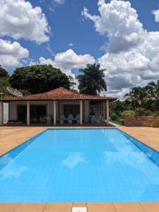 una piscina di fronte a una villa di Chácara Santa Terezinha a Serra Negra