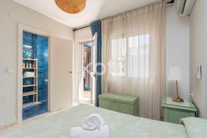 een slaapkamer met een bed en een raam bij Koti Rentals - Ático Marconi in Fuengirola