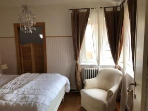 - une chambre avec un lit, une chaise et une fenêtre dans l'établissement Villa Joli, à Coxyde