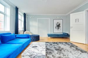 sala de estar con sofá azul y alfombra en Large Modern Flats By Meat Packing District in central Copenhagen, en Copenhague