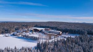 eine Luftansicht eines Resorts im Schnee in der Unterkunft Sportpark Rabenberg in Breitenbrunn