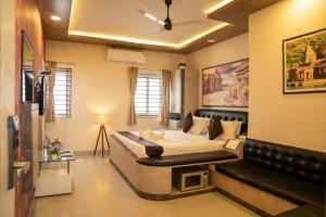 sypialnia z łóżkiem i kanapą w obiekcie Seasons Suites - JP Nagar w mieście Bengaluru
