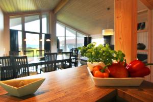 a bowl of fruit and vegetables on a wooden table at Ferienhaus Esbjerg in Steinbergkirche