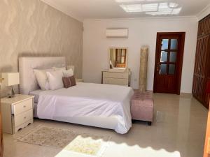 プエルト・デ・サンティアゴにあるVilla Claudia - HEATED POOL by VV Canary Ocean Homesのベッドルーム(白いベッド1台、鏡付)