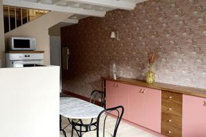 a kitchen with a table and a counter with a table and chairs at Duplex 50m2 rénové, hyper-centre, St sauveur in Caen