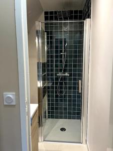 baño con ducha y puerta de cristal en Duplex 50m2 rénové, hyper-centre, St sauveur en Caen