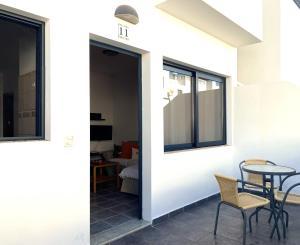 patio z krzesłami i stołem obok budynku w obiekcie APARTAMENTO SOL PLAYA w mieście Punta de Mujeres +4 zdjęcia