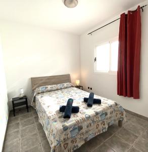 sypialnia z łóżkiem z 2 krzesłami w obiekcie APARTAMENTO SOL PLAYA w mieście Punta de Mujeres