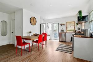 cocina con mesa de madera y sillas rojas en Culver city 2 bedroom walking distance to downtown unit B, en Los Ángeles