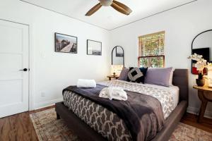1 dormitorio con 1 cama y ventilador de techo en Culver city 2 bedroom walking distance to downtown unit B, en Los Ángeles