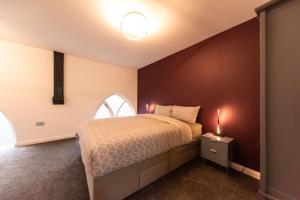 - une chambre avec un lit et une fenêtre dans l'établissement 7 The Old Chapel, à Newark-on-Trent