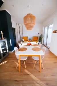 ein Esszimmer mit einem weißen Tisch und Stühlen in der Unterkunft Ferienhaus Visselheide in Visselhövede