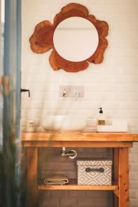 lavabo en el baño con espejo en la pared en Casa da Bia, en Conceição