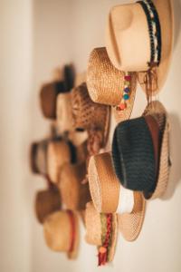 un montón de sandalias colgando de una pared en Casa da Bia, en Conceição
