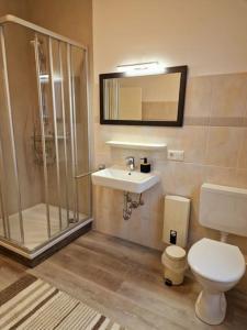 Koupelna v ubytování Zum Jakobi 5 + 6 fotografií