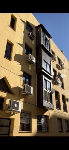 wysoki budynek z balkonami z boku w obiekcie Apartamento en Luis Montoto, Nervión. Céntrico w Sewilli