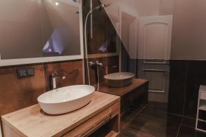 een badkamer met een witte wastafel en een spiegel bij Seevilla Lotte Ossiachersee in Annenheim